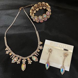 Beautiful gold and sparkling jewelry set!